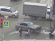 Водитель Хонды едва не сбил нескольких пешеходов в центре Новосибирска