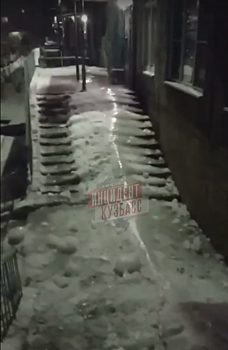 "Дорога смерти": обледенелые ступеньки возмутили жильцов кемеровского дома