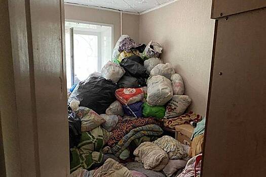 Россиянин превратил свою квартиру в свалку и позвал бомжей