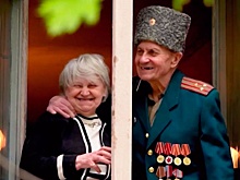 Свечи и фонарики в окнах, песни под окном: как в городах России отметили 75-летие Великой Победы