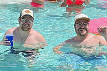 Мужчина решил искупаться в бассейне и неожиданно встретил своего двойника