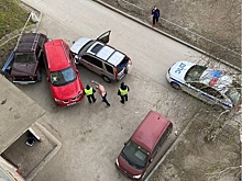 В Новосибирске ГИБДД устанавливает обстоятельства тройного ДТП во дворе на Бориса Богаткова