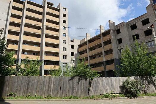 Опасный недострой на улице Пугачева: кто отвечает за безопасность?