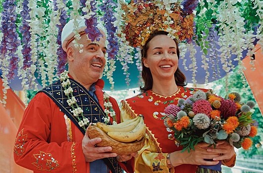 53-летний юморист Михаил Грушевский вновь женился на своей супруге по балийскому обряду