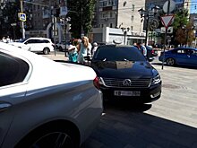 Гости саратовской свадьбы запарковались на Волжской с прикрытыми номерами