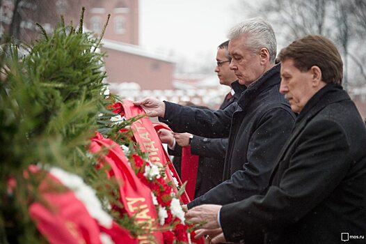 Мэр Москвы возложил цветы к Могиле Неизвестного Cолдата