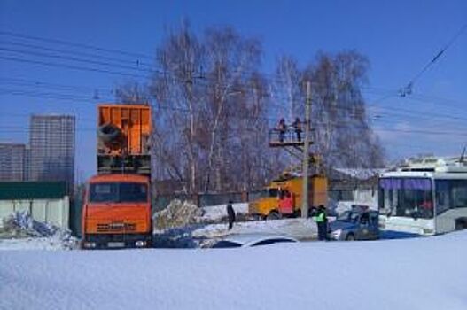 «КамАЗ» в Уфе оборвал около километра трамвайных проводов