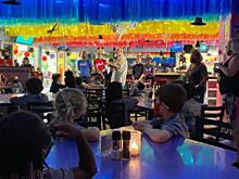 В США школьников отвели на экскурсию в гей-бар