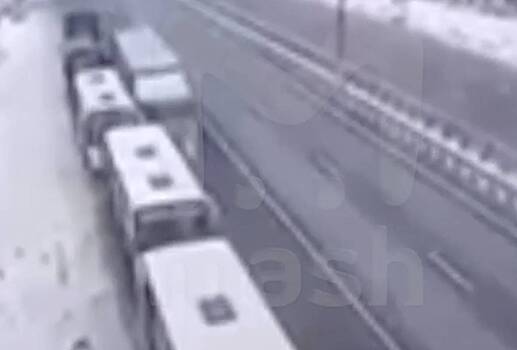 Фура протаранила колонну Росгвардии и попала на видео