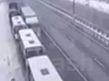 Фура протаранила колонну Росгвардии и попала на видео