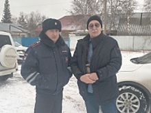 В Алтайском крае сотрудники Госавтоинспекции оказывают помощь замерзающим на трассе автомобилистам