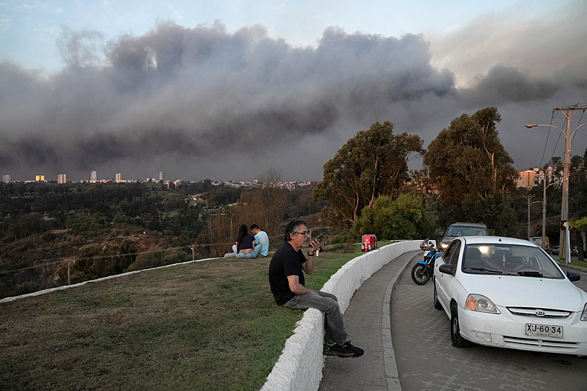 Дым от лесных пожаров в Чили над городом Винья-дель-Мар