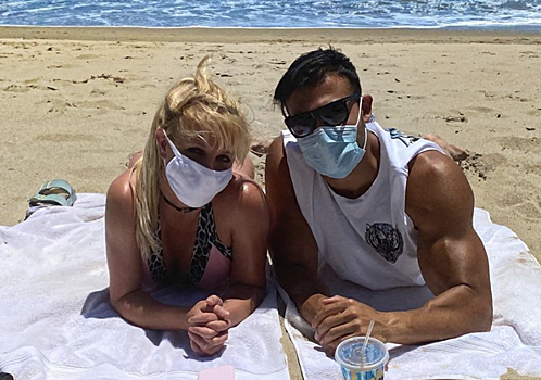 Любовь во время пандемии: Бритни Спирс поделилась пляжными фото с молодым бойфрендом