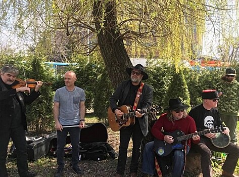 Гребенщиков и "Аквариум" устроили уличный концерт-импровизацию в Краснодаре