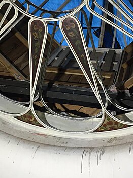 Специалисты завершили восстановление витражного плафона диаметром почти 2 м в доме Абрикосовых