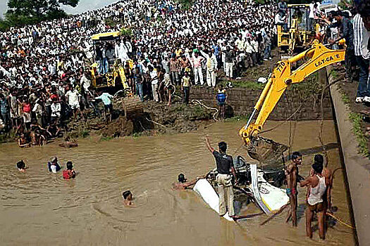 Срочно: Восемь человек погибли при падении автомобиля в реку в Индии