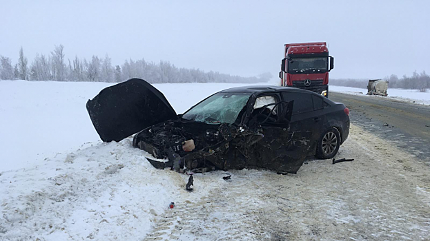 Под Саратовом водитель иномарки протаранил встречную фуру и попал в больницу