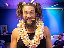 Звезда «Аквамена» Джейсон Момоа появился на публике с прической школьницы