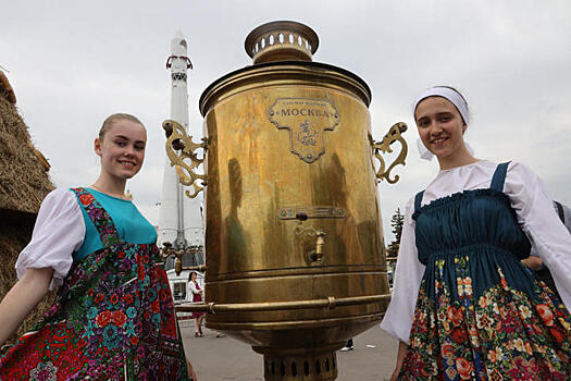 Москвичей угостили огромным пряником на «Самоварфесте» в Москве