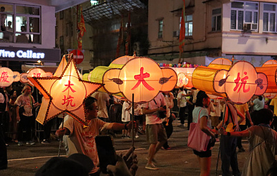 В Гонконге прошло уличное шоу "танец огненного дракона"