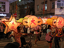 В Гонконге прошло уличное шоу "танец огненного дракона"