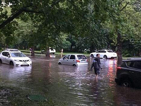 Проливной дождь накануне снова затопил дорогу на улице Шверника