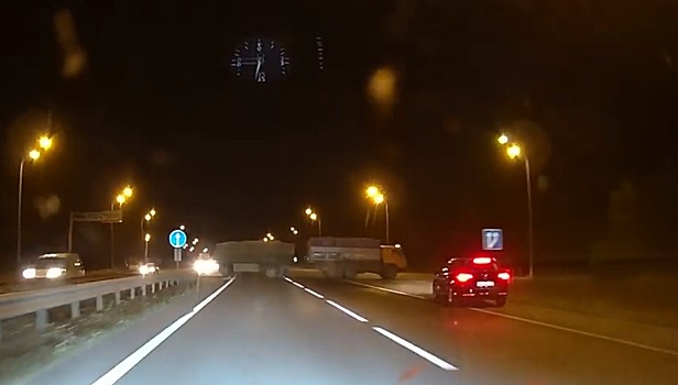 Легковое авто на большой скорости врезалось в грузовик на украинской трассе. Видео