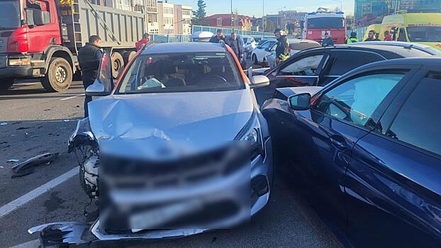 В Сочи полицейские устанавливают обстоятельства ДТП с участием 10 машин