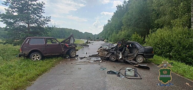 Два человека пострадали при столкновении ВАЗа и «Нивы»