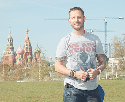 Том Харди прогулялся в московском парке