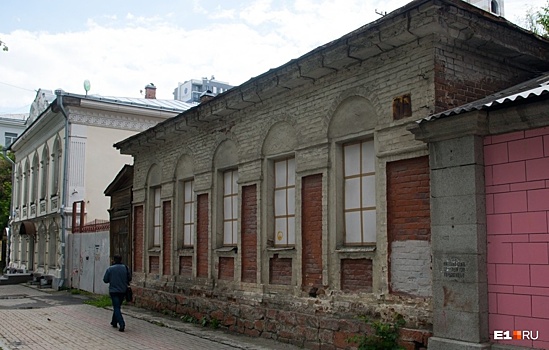 «На участке можно построить еще одно здание»: в Екатеринбурге продают дом-памятник XIX века