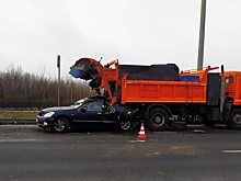 Водитель легковушки погиб, столкнувшись с машиной дорожников в Петербурге. Видео