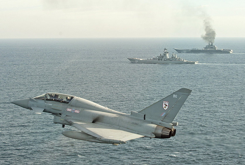 Самолет британских ВВС "Тайфун" сопровождает российские корабли "Петр Великий" и "Адмирал Кузнецов". Изображение является раздаточным материалом, предоставлено третьей стороной