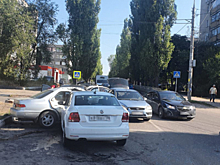 МВД опубликовало фото с места столкновения четырех иномарок на перекрестке в Воронеже