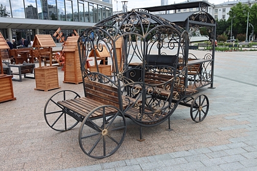 На ярмарку изделий зеков в Екатеринбург привезли карету, иконы и туалеты