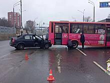 Иномарка столкнулась с автобусом на проспекте Циолковского