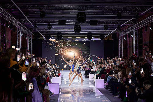 В Москве состоялось иммерсивное шоу с участием балерин и спортсменок