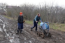 На окраине Азова 13 лет дети и их родители месят грязь по пути в школу и на работу