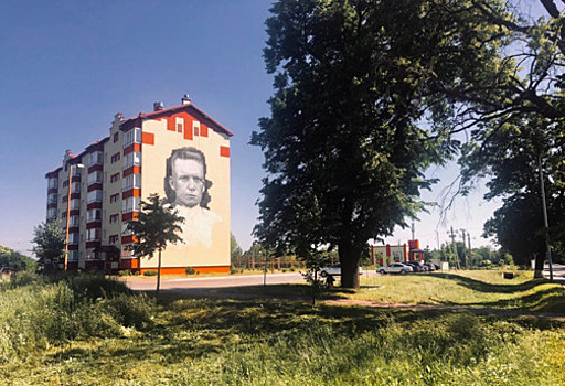 "Въезжаешь в город — и видишь отца": дочь Мамонова оценила граффити в честь Героя Советского Союза