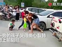 Китайские мамаши из-за парковки надавали друг другу тумаков на школьной линейке