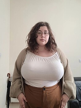 Как выглядит девушка с натуральной грудью весом 13 килограммов