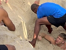 В Бразилии мужчину спасли из ямы, которую он сам выкопал на пляже