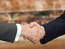 Эксперт рассказал, чем заменить рукопожатия во время пандемии