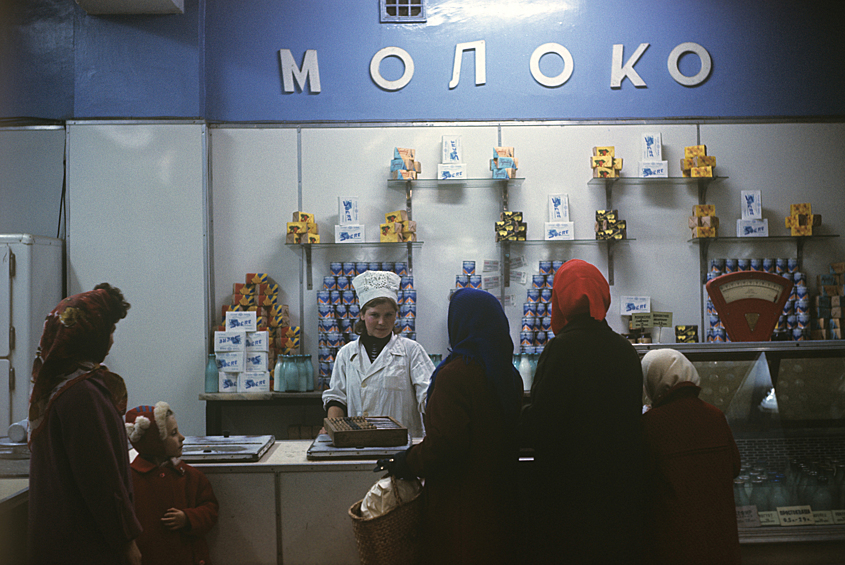 Советские магазины. На фото: в одном из продуктовых магазинов города Казани, 1966 год