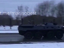 Бронетранспортер на дороге в Москве попал на видео и заинтересовал россиян