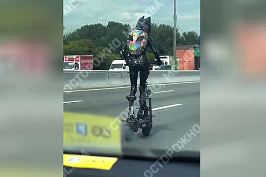 На МКАД на видео попало, как женщина ехала на большой скорости на электросамокате