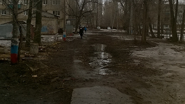 Жительница: В балаковскую школу №13 дети идут в темноте по грязи