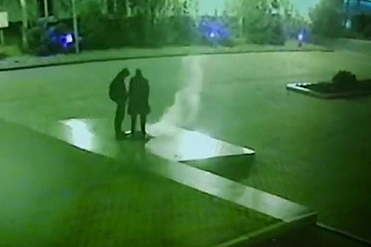 Двое россиян получили по два года тюрьмы за потухший Вечный огонь