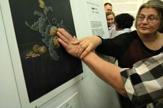 В Перми открылась выставка картин, которые нужно «смотреть» руками