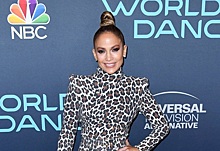 Джей Ло пришла на вечеринку NBC в дерзком леопардовом платье, а свободная Дженна Деван — в секси-боди и с ярким макияжем